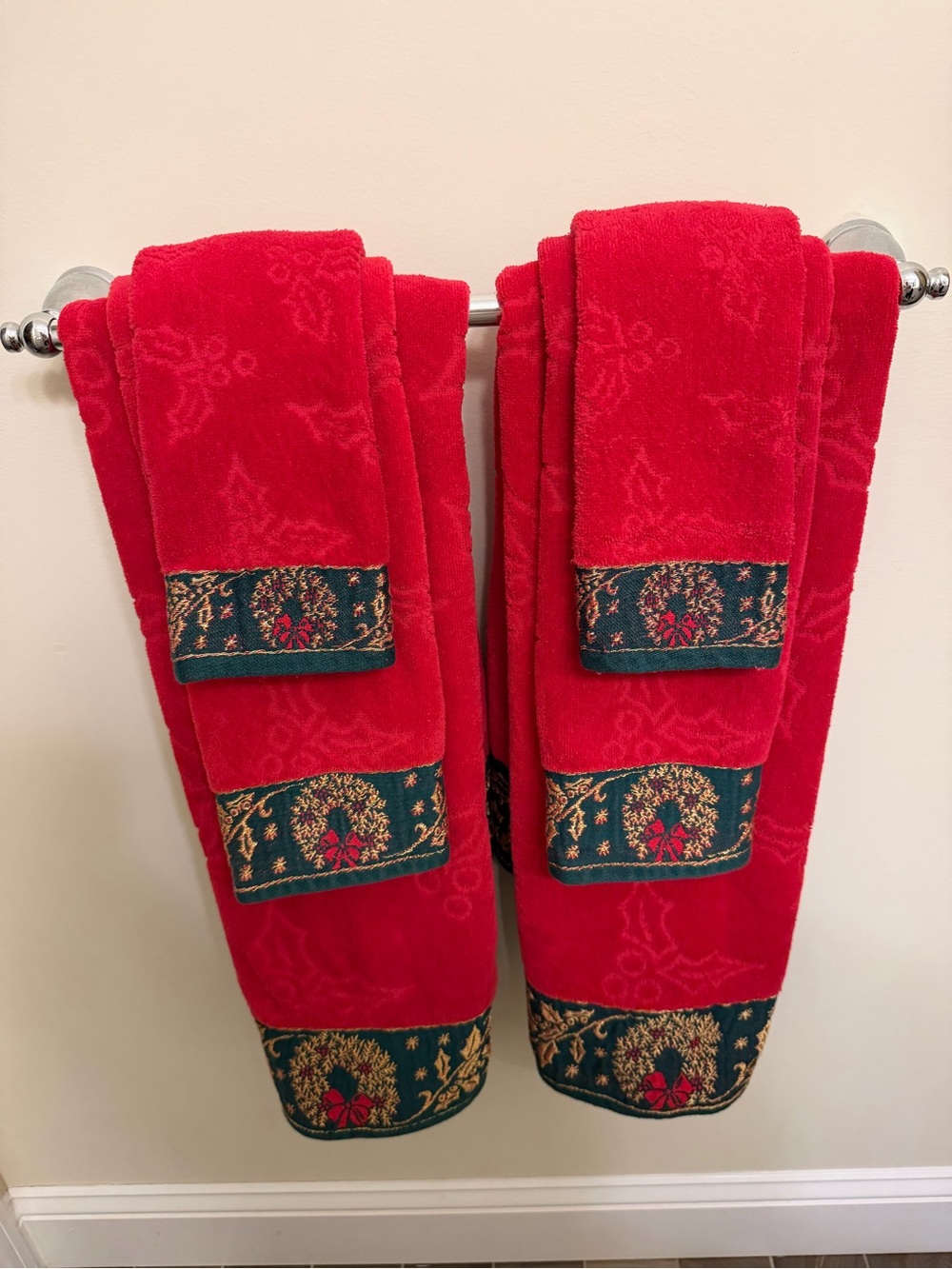 JCPenney Home Collection Red and Green Christmas Holiday Bath Towel Set- 6 Piece